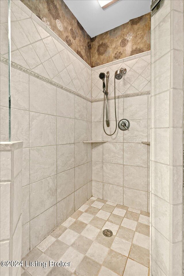 bathroom featuring a tile shower