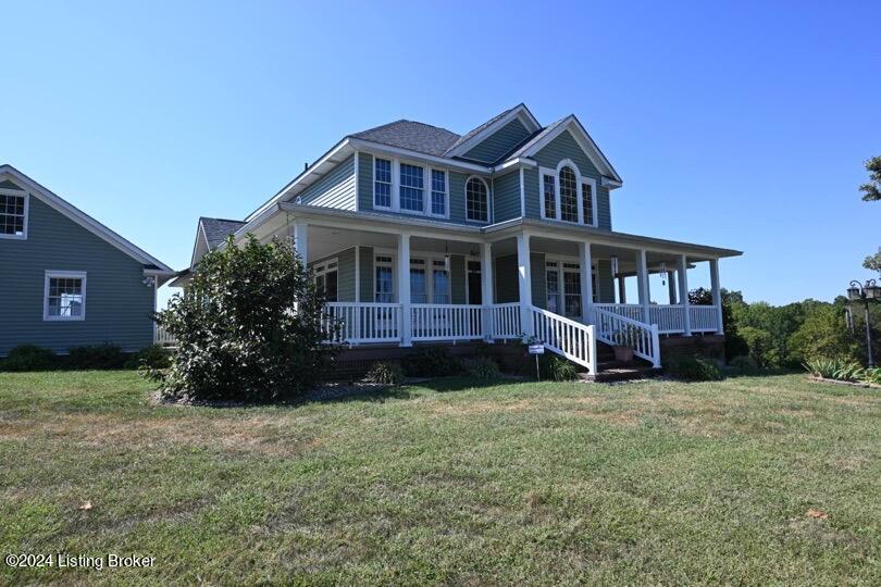 view of front facade featuring a front yard and a porch