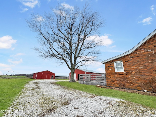 view of yard featuring an outbuilding