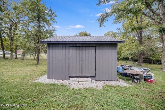 view of outdoor structure with a yard