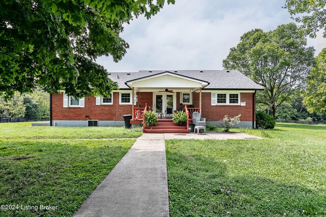 view of front facade with a front yard