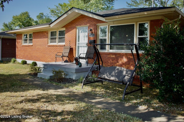 single story home featuring a front lawn