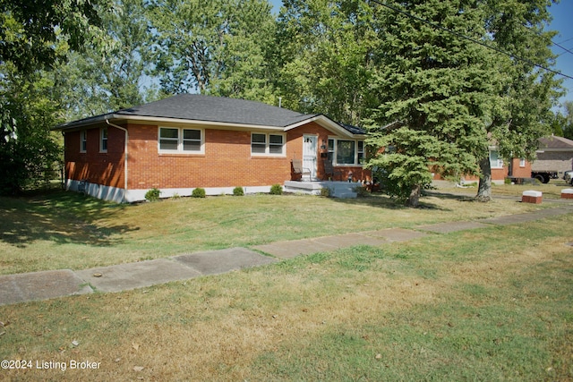 view of front facade with a front lawn