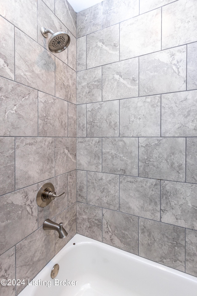 bathroom with tiled shower / bath combo