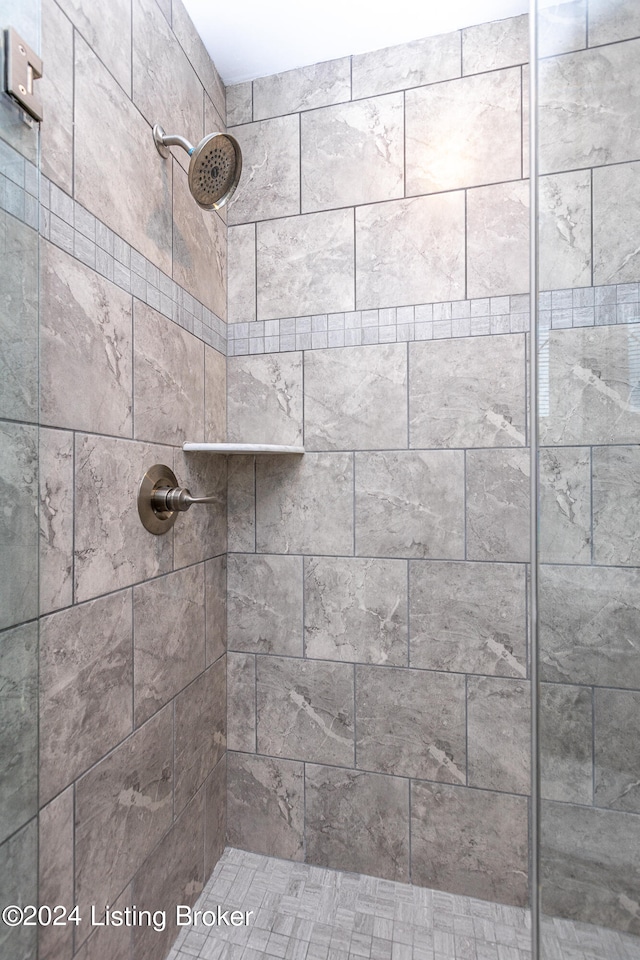 bathroom featuring tiled shower