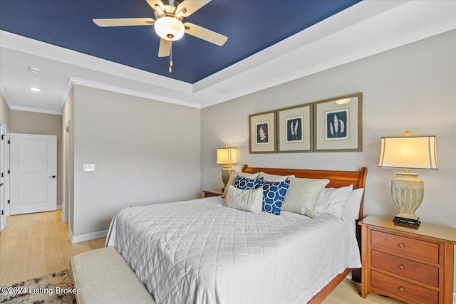 bedroom featuring light hardwood / wood-style floors, ceiling fan, and crown molding