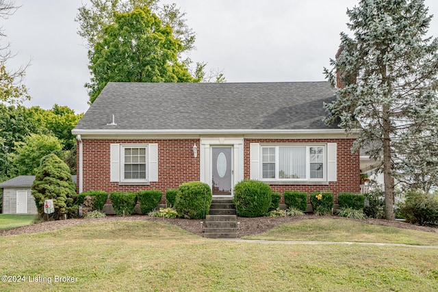 view of front of property featuring a storage shed and a front yard