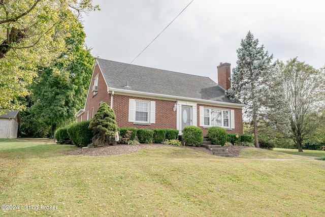 view of front of property featuring a front lawn