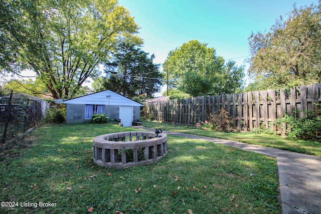 view of yard with an outbuilding