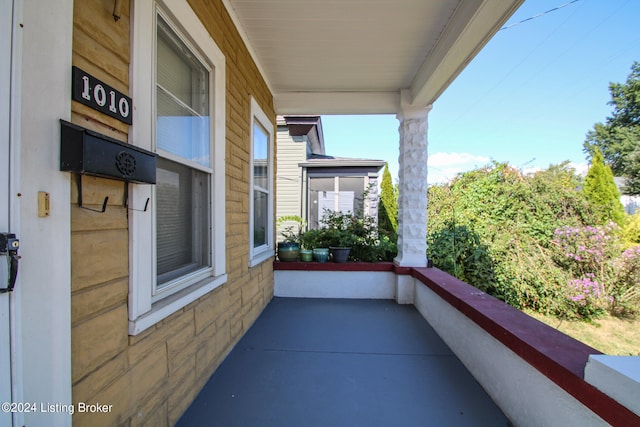 balcony featuring covered porch