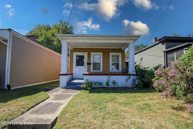 view of front of home featuring a front lawn