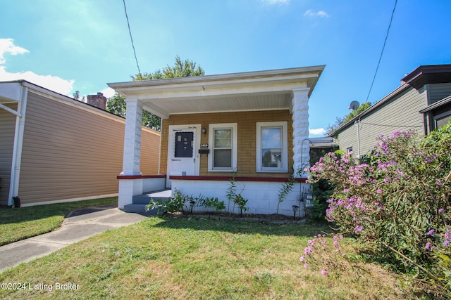 view of front of property with a front lawn