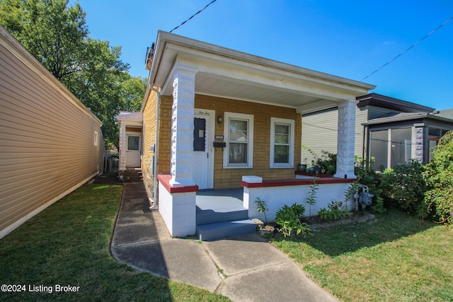 view of front of property featuring a front yard and a porch