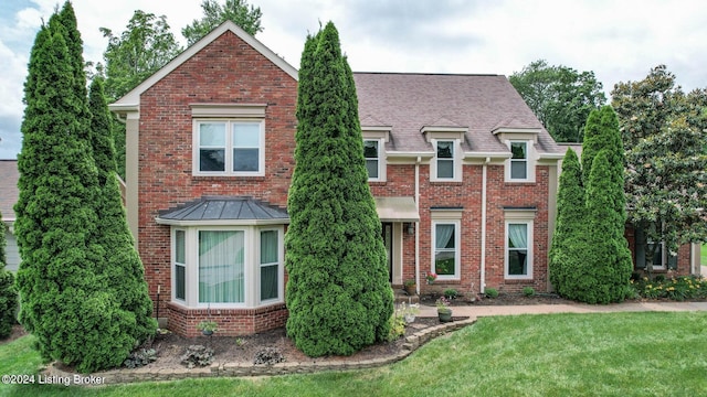 view of front facade featuring a front lawn