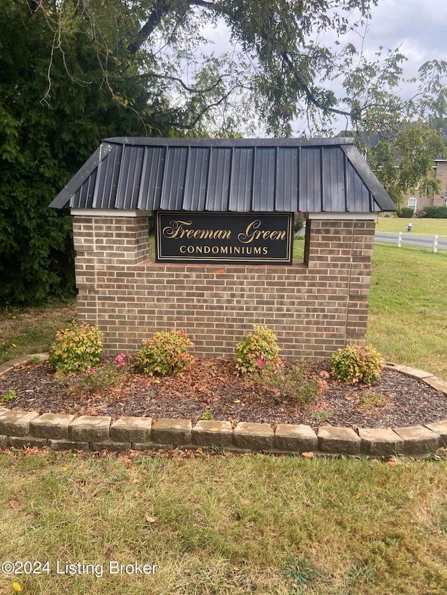 community sign featuring a yard