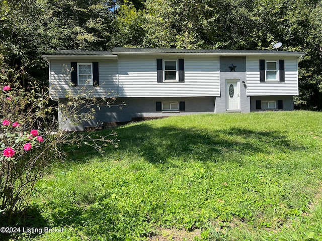 split foyer home featuring a front yard