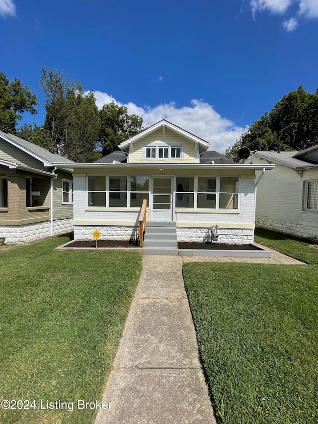 view of front of property featuring a porch and a front yard