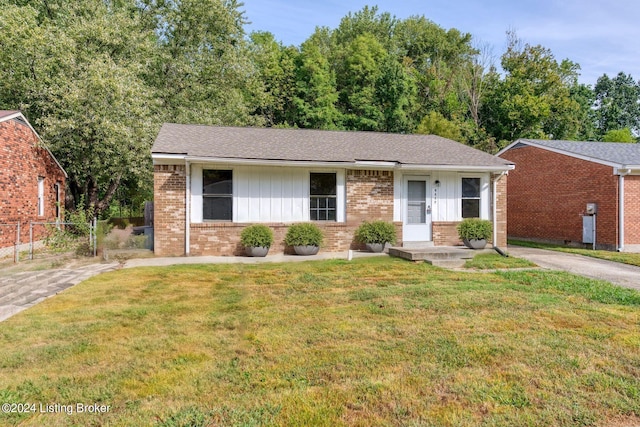 single story home with a front lawn