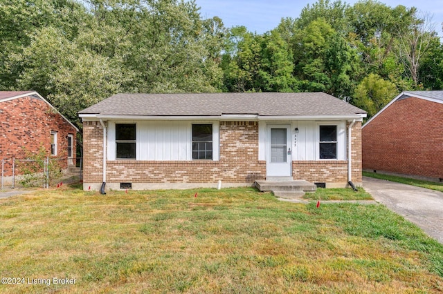 view of front facade featuring a front lawn