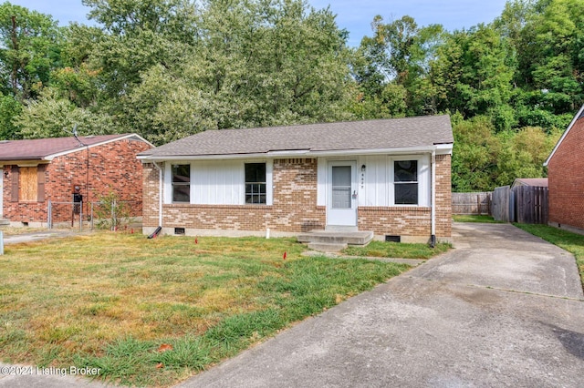 view of front of house featuring a front yard