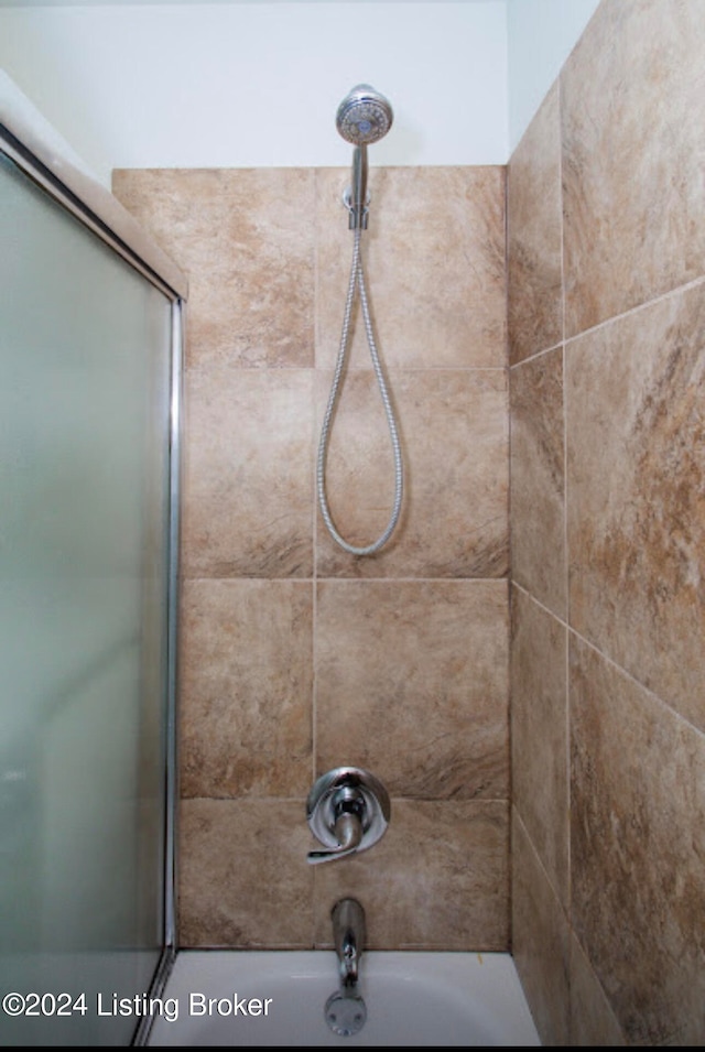 room details featuring tiled shower / bath combo