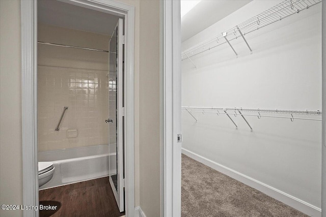 walk in closet featuring carpet floors