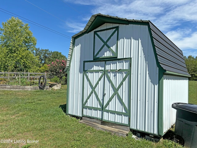 view of outdoor structure featuring a yard