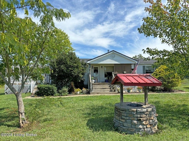 view of front of property featuring a front lawn and covered porch