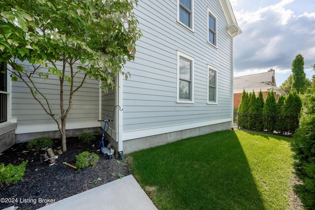 view of side of property featuring a lawn