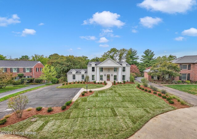 view of front of property featuring a front lawn