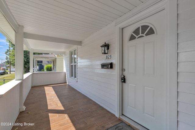 property entrance featuring a porch