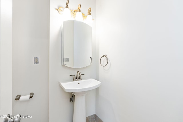 bathroom featuring sink