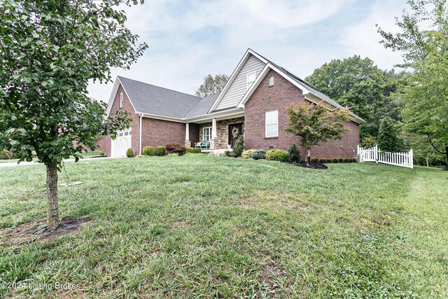 view of front of home featuring a front lawn