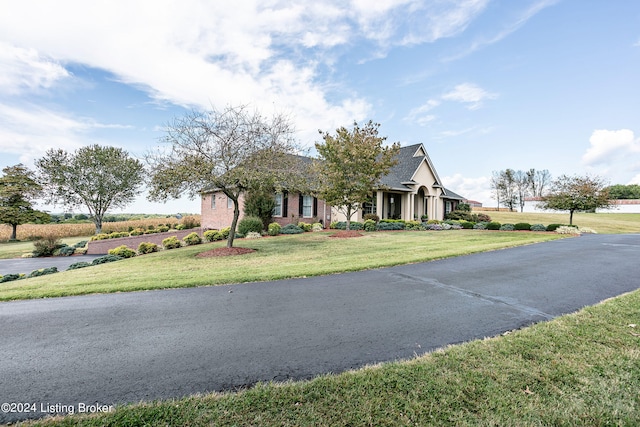 view of front of house featuring a front lawn