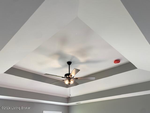 room details featuring ceiling fan