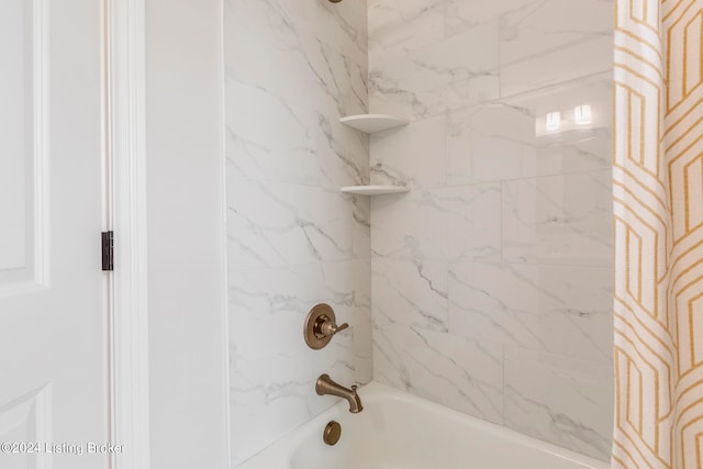 bathroom featuring tiled shower / bath combo