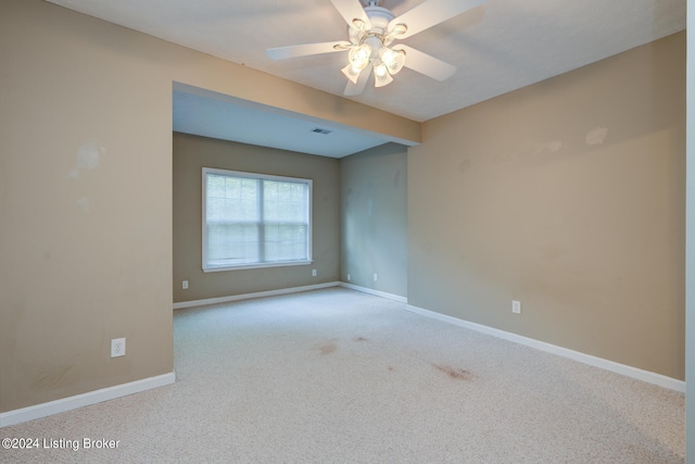 unfurnished room with light carpet and ceiling fan