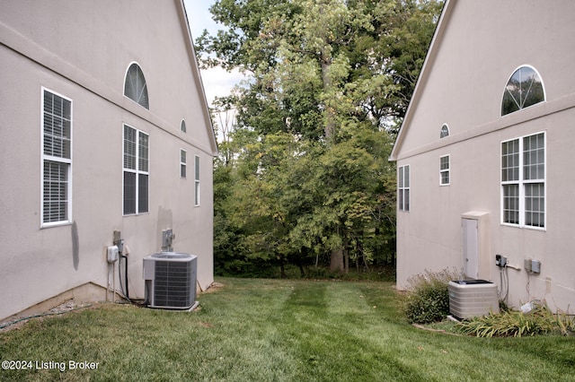 view of yard featuring central AC unit