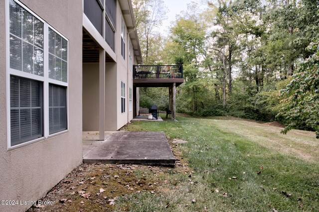 view of yard featuring a patio