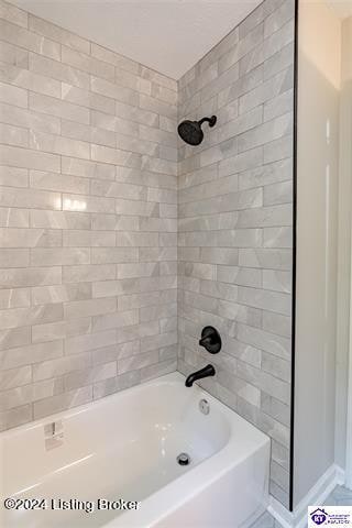 bathroom with tiled shower / bath