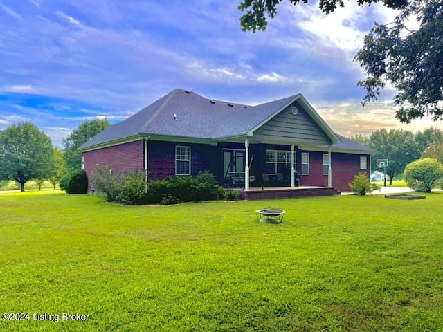 view of front facade featuring a yard