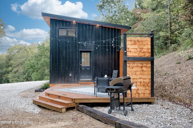 exterior space featuring an outbuilding