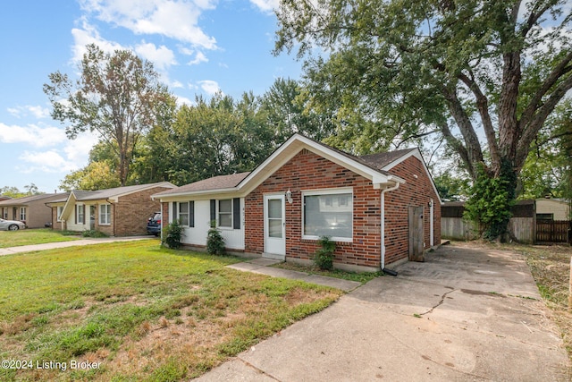 single story home featuring a front lawn