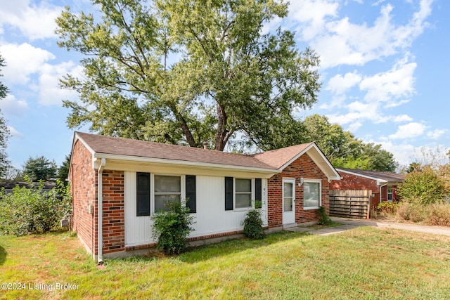 ranch-style home featuring a front lawn