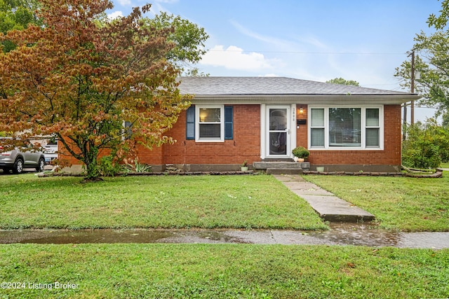 view of front of property featuring a front yard