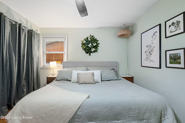 bedroom with ceiling fan