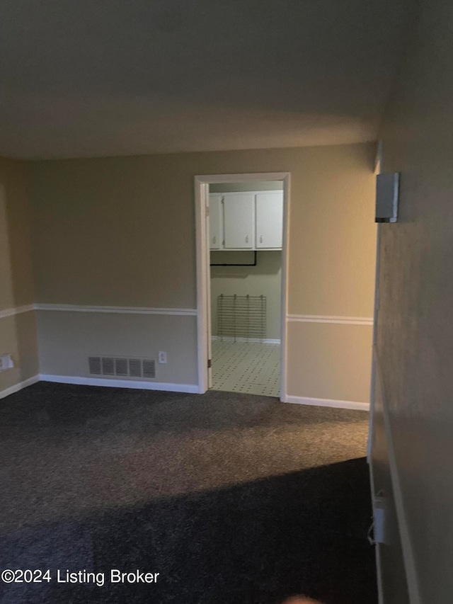 unfurnished room with carpet