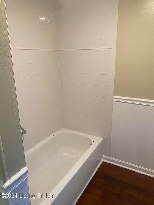 bathroom featuring tiled shower / bath and hardwood / wood-style floors