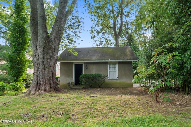 view of front of house with a front yard