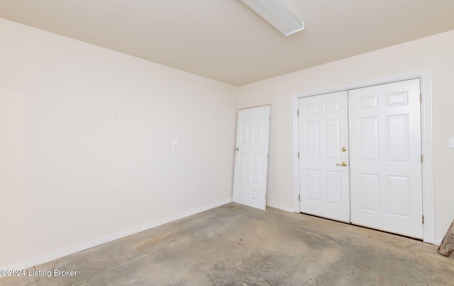 unfurnished bedroom featuring a closet